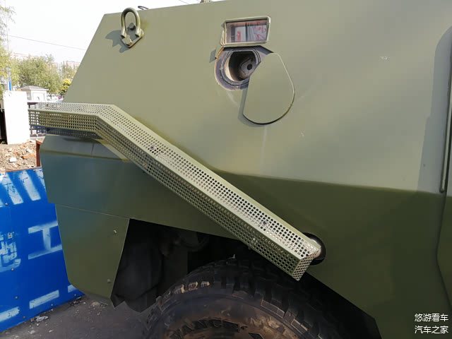 车上方的四个拖钩我猜测是空投时固定降落伞的，而抬高的尾气管更利于涉水。