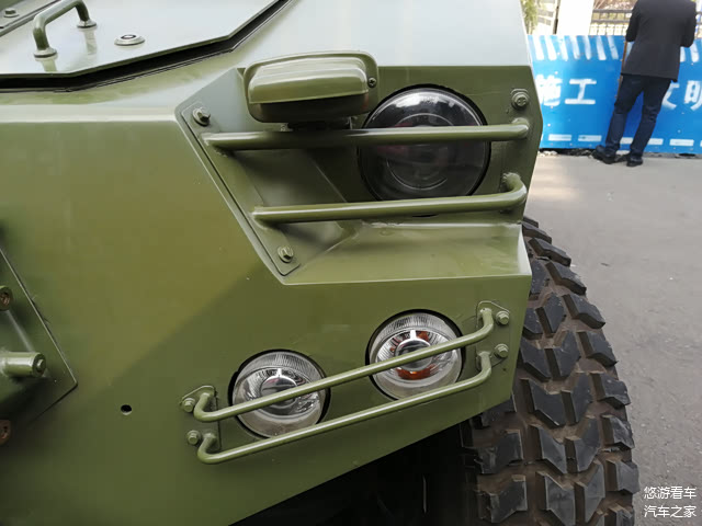 上方的小灯没猜错的话应该是防空灯。