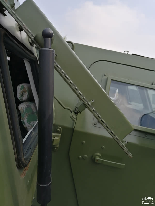 从这个角度能看到防弹玻璃有多厚了。