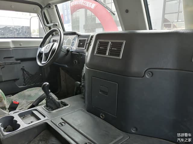 车内舒适豪华配置基本没有，实用性和稳定性是首位的。