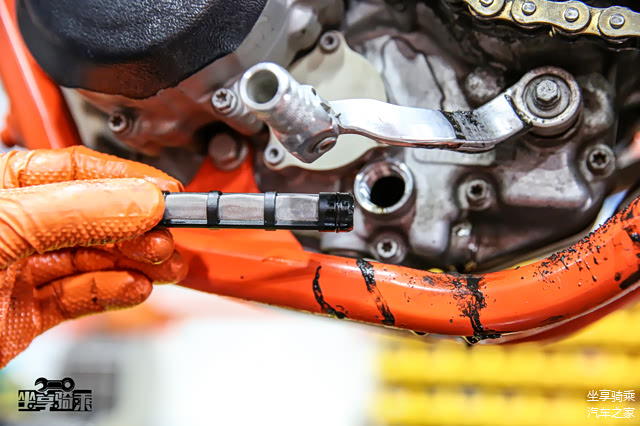 KTM发动机一般会使用金属网状的机油粗滤，每次保养时也要一并更换