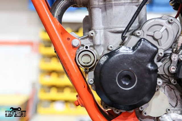 纸质的机油细滤放置在密封盖内部，需要拆除密封盖上方的两颗固定螺栓进行更换