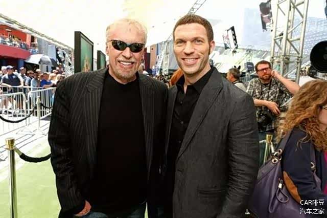 他还有一个标签，NIKE创始人之子！货真价实的富二代（左：Phil Knight ）