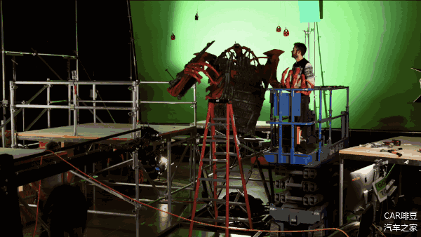 镜头中的人物、环境等等都是真实存在的，并不是靠电脑绘制渲染。