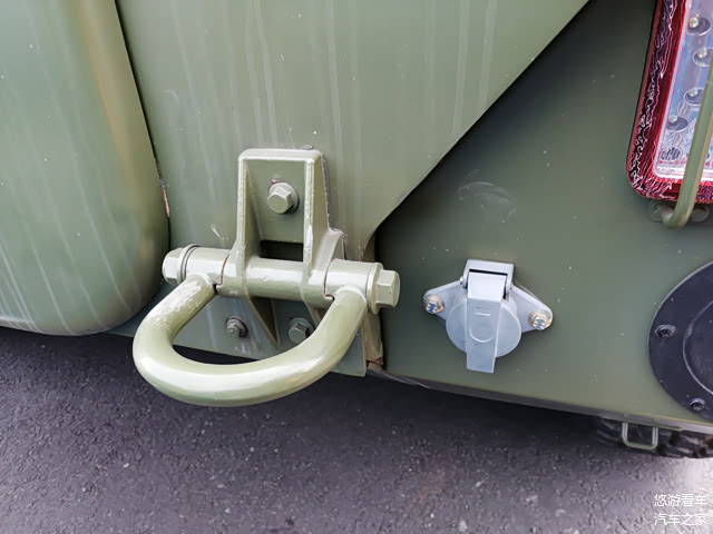 车尾粗壮的拖钩。