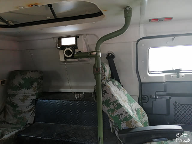 车内给人的感觉是6个座位比较分散。