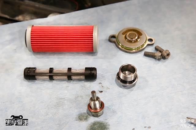 等待安装的全新机油滤芯和经过清洁的各种螺栓