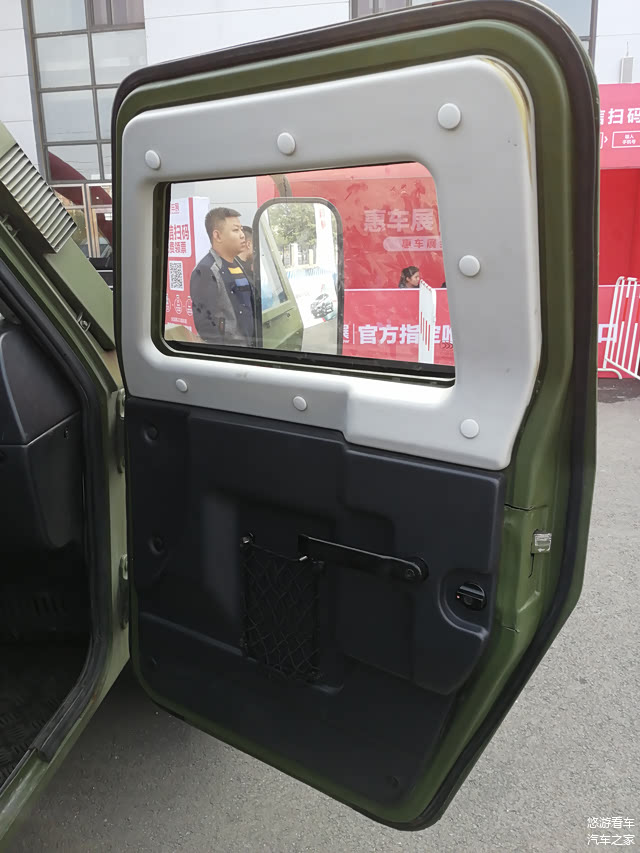 车门上设有储物网，玻璃不能升降。开门和关门时，金属的撞击声让每个热血男儿血脉喷张。