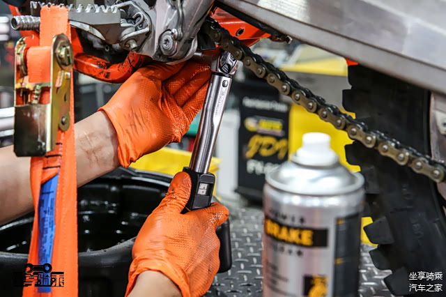 使用扭力扳手按规定转矩旋紧放油螺栓