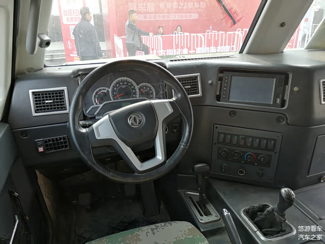 右侧的液晶屏我猜是后改装的。