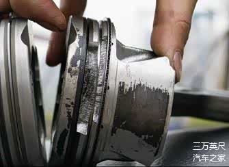 N20的活塞，可以看到活塞裙磨损严重，活塞碎裂