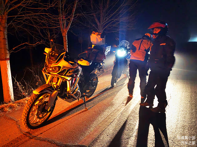 在国道一个宽敞处我们停下来