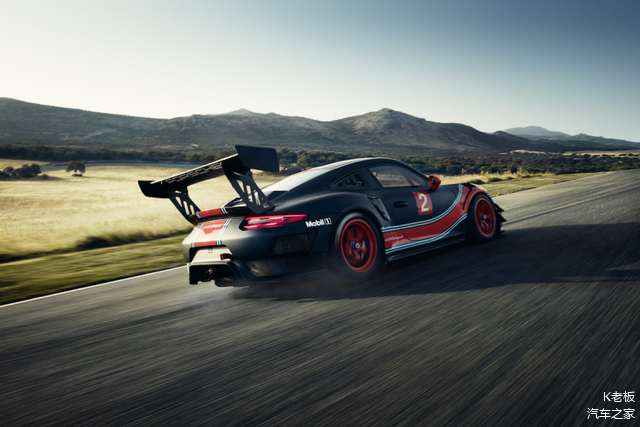 碳纤维制的方向盘及全彩数位化仪表板取自19年式