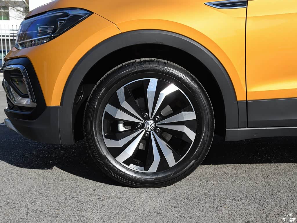 T-Cross顶配为205/55R17马牌UC6轮胎，轮毂造型比较动感