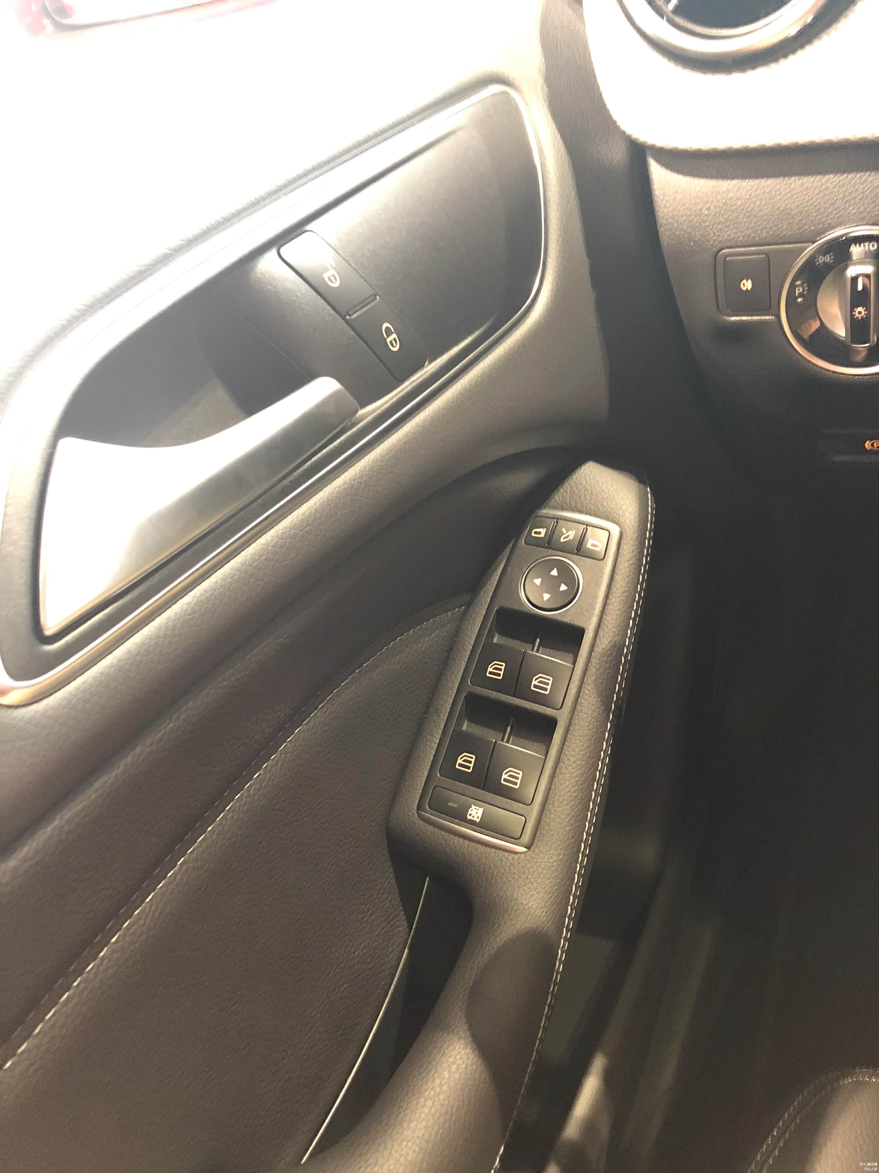 实拍的动感型是没有电动座椅调节和座椅记忆的，需要这两项功能的话建议您选购更高一级的时尚型