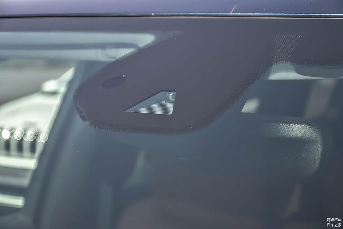 Jeep 大指挥官的车道保持功能传感器