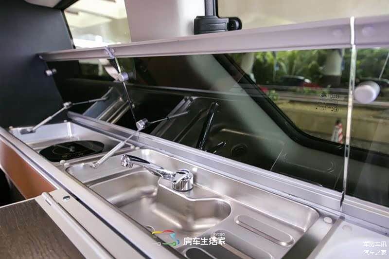 上汽大通RG10升顶露营房车