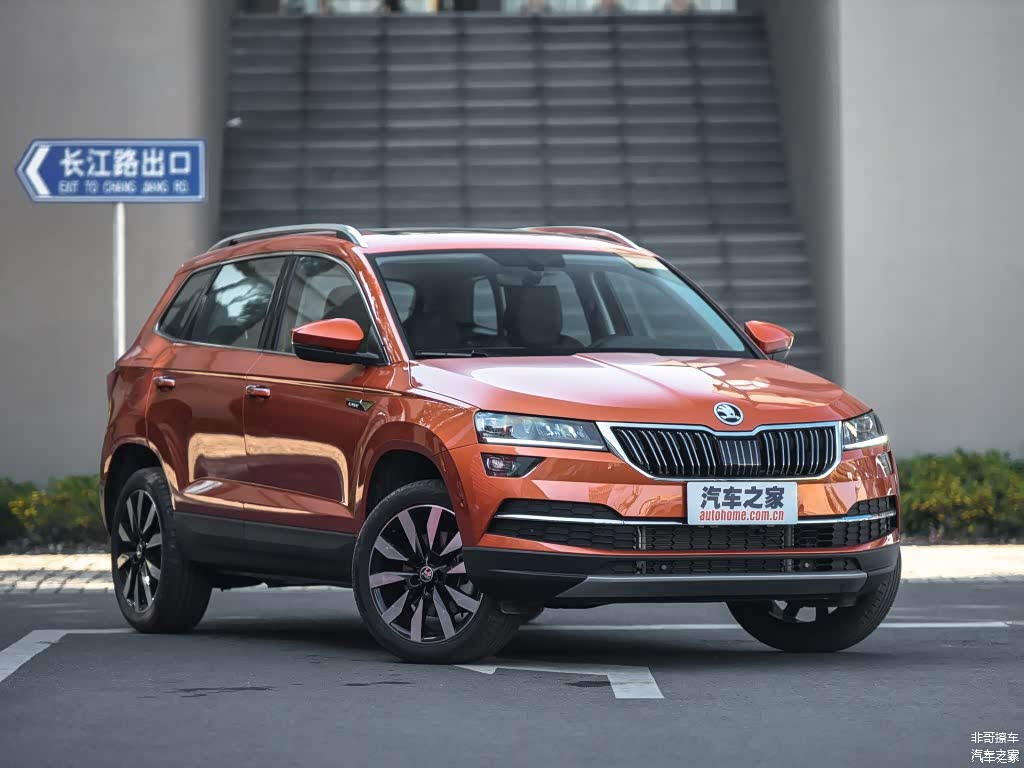 柯珞克的钻石切割式车身线条很犀利动感，整车比T-Cross要大一圈，前脸造型比T-Cross靓丽