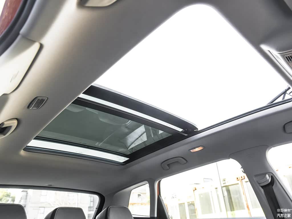 两车都有国人喜欢的全景天窗，都很宽敞亮堂