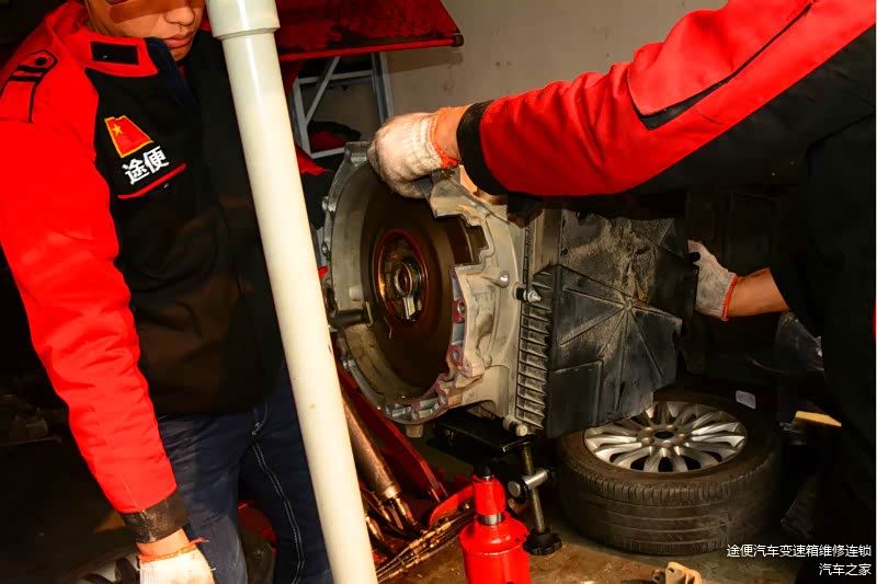 拆了和沃尔沃XC60双离合变速箱相连接的零件，就可以抬下沃尔沃XC60变速箱。