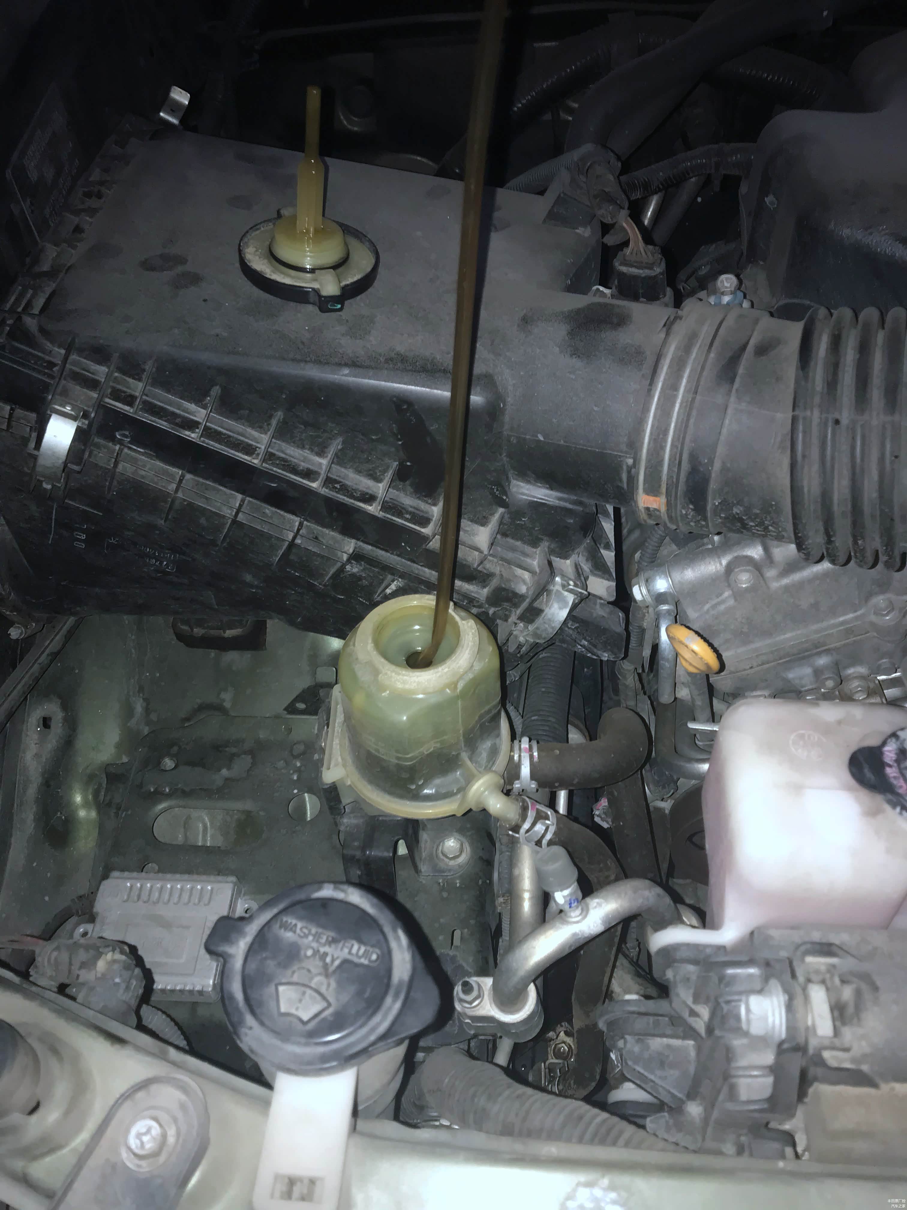 更换方向助力油，需要先将旧的油抽走，期间还需要一个人来回打方向，把助力机里的油也推上来。