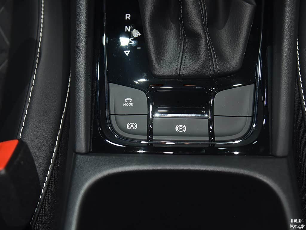 柯珞克的电子手刹、自动驻车等功能要比T-Cross的那个手动机械手刹高端太多了