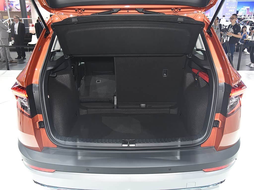 柯珞克的行李箱常规空间与T-Cross差不多，但后排放倒后有一个台阶