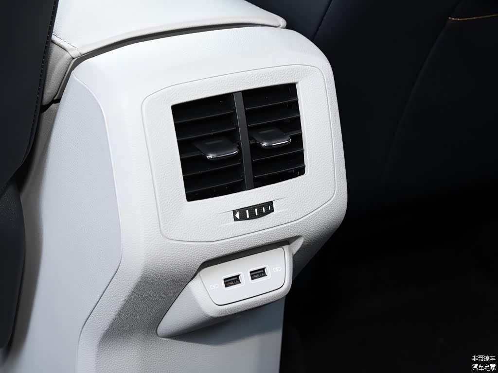 T-Cross后排乘客能够享受的配置不多也不少