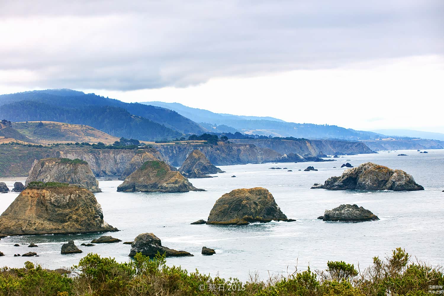 这里常年大风，海浪加上潮汐，不断侵蚀海岸，慢慢便形成了形状各异的海蚀柱和海蚀岩。