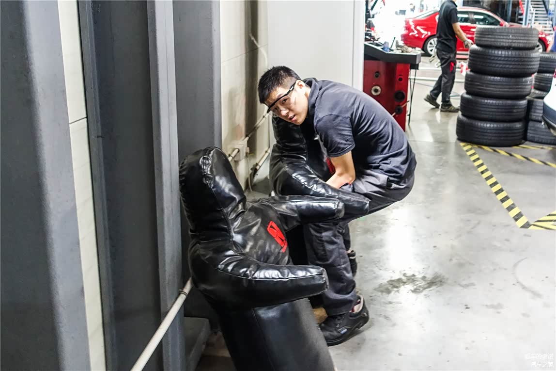 图：为了精确调整定位，技师为车辆配重