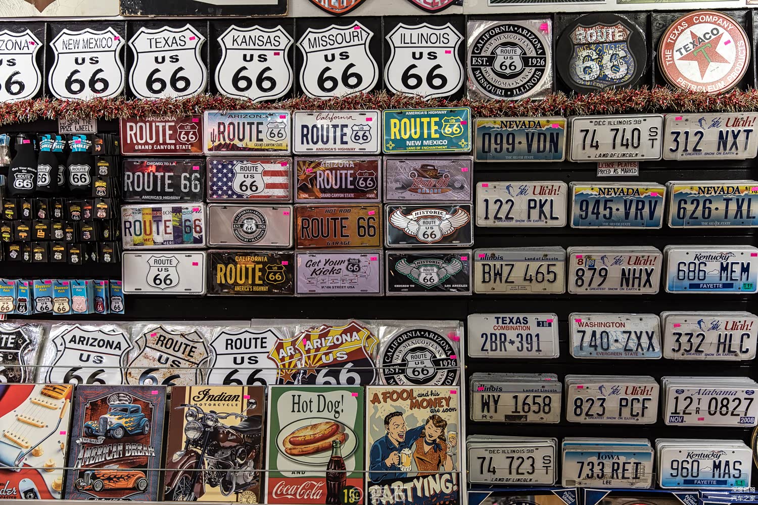 这些车牌是我最喜欢的，是真的从旧车上淘汰下来的车牌，10刀一个，我一口气弄了5个