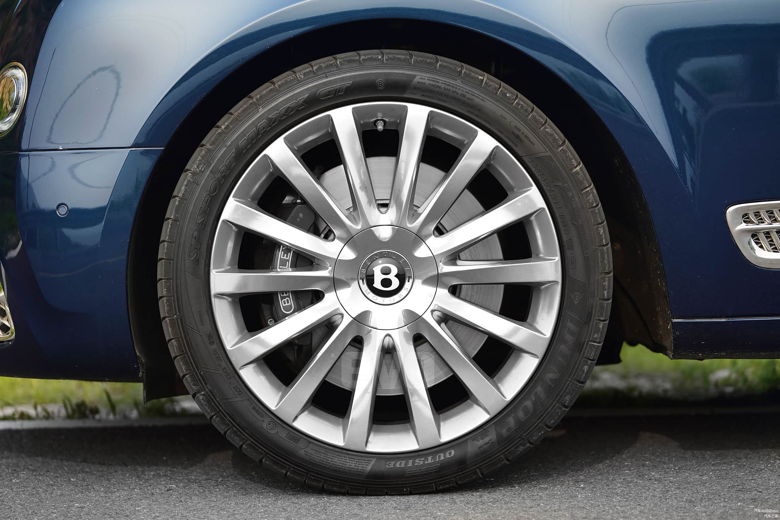 20英寸铝合金轮圈采用多辋辐设计，稳重、大气