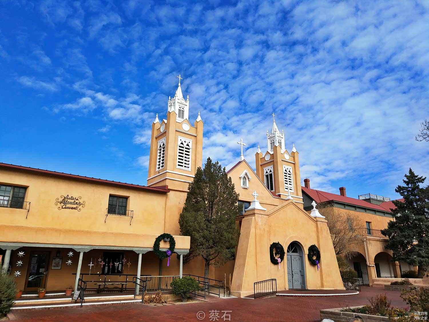 旧城中心是个小广场，当初整个城市就是由此开始往外扩建，边上是一个非常著名的西班牙教堂