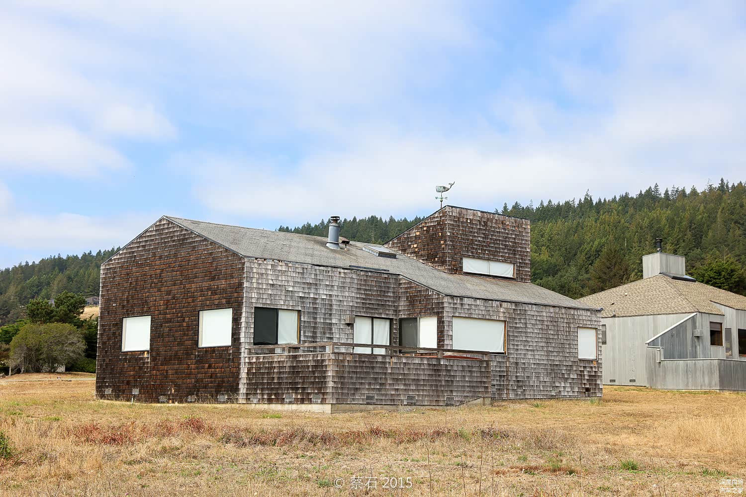 离镇子不远，便有一些颇具设计感的海边牧场别墅
