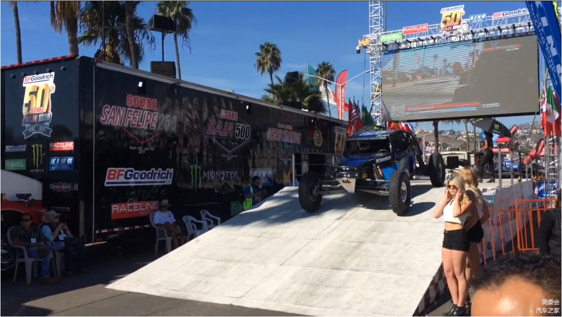 一辆辆赛车轰鸣着开下始发台