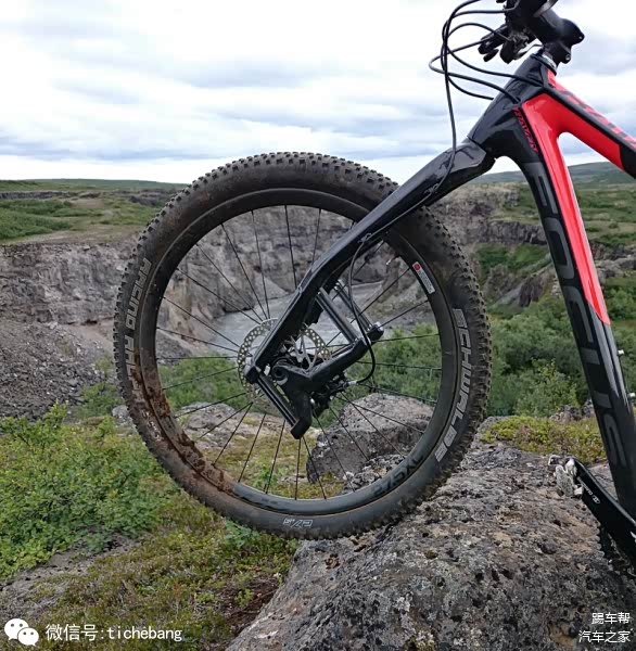 除了螺旋弹簧和空气弹簧，自行车界也有钢板弹簧