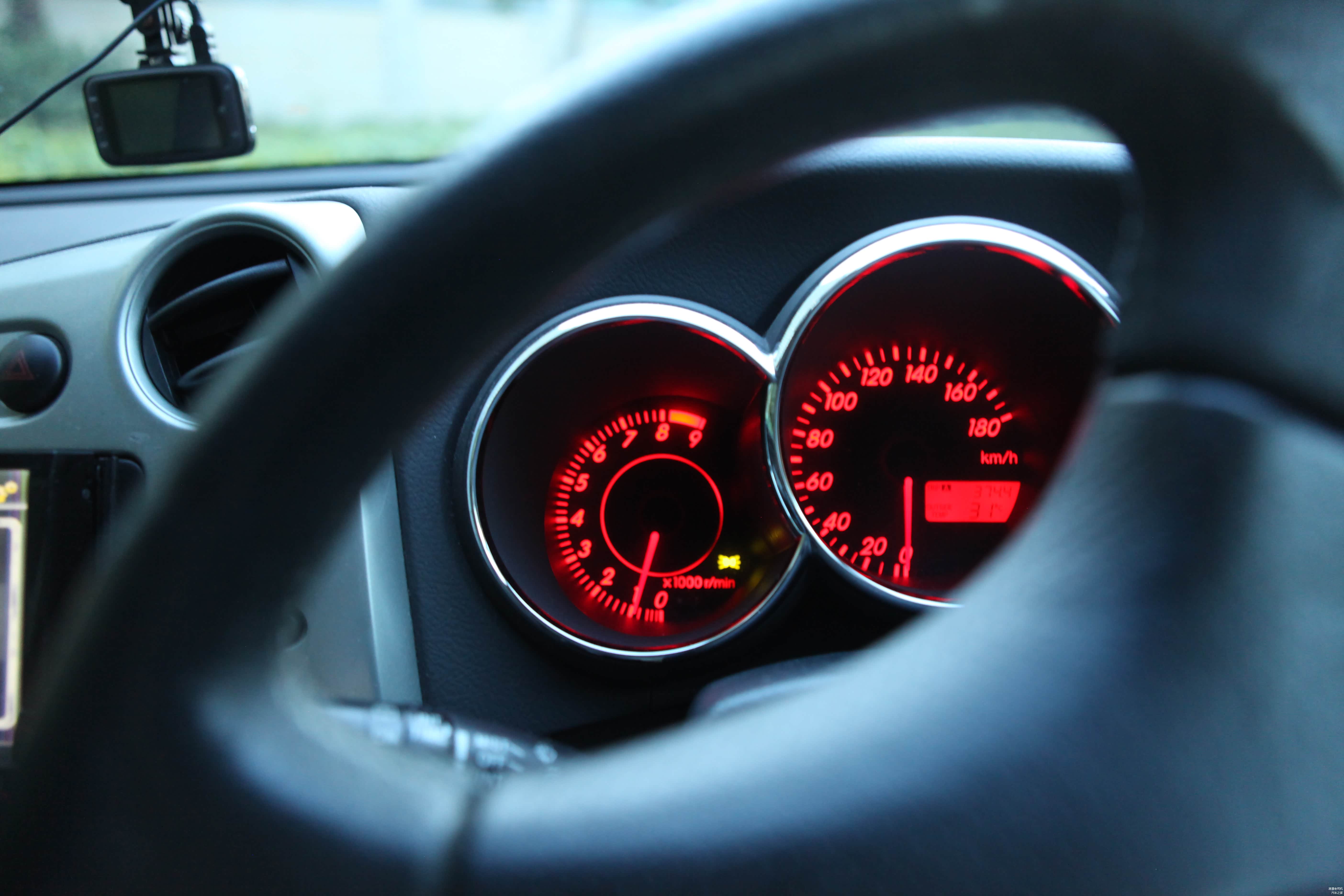 如果说6000转发动机像超级赛亚人一样变身，8000转时就只有用癫狂来形容发动机的状态了