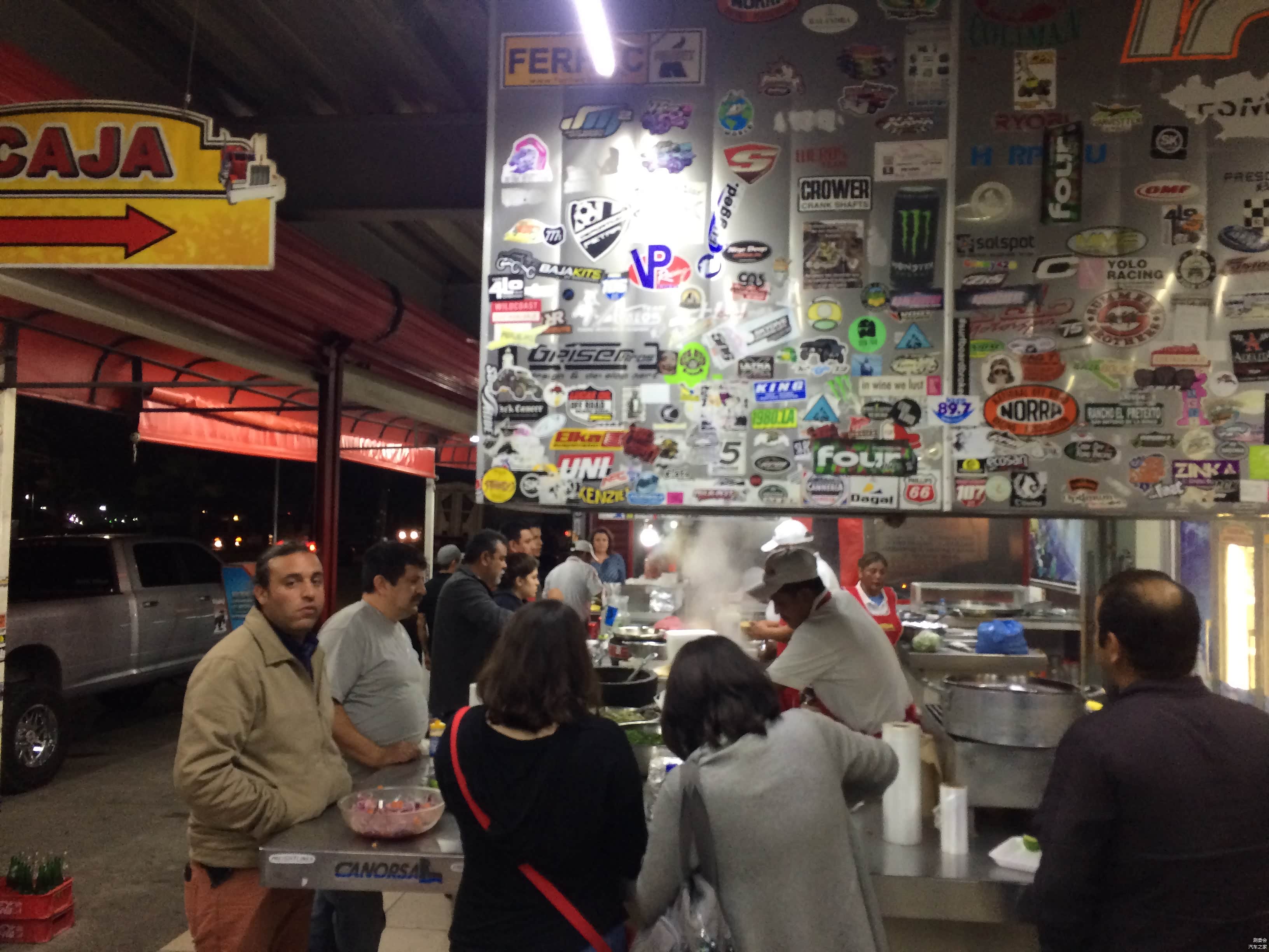 饭店最引人瞩目的就是贴的到处都是的贴纸