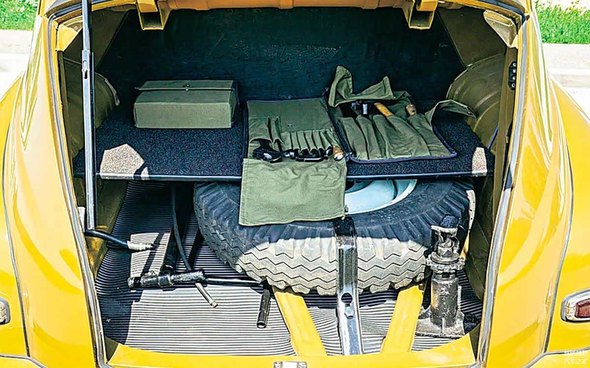 溜背造型的后备箱还是挺大的，但是备胎就占去了三分之一的空间