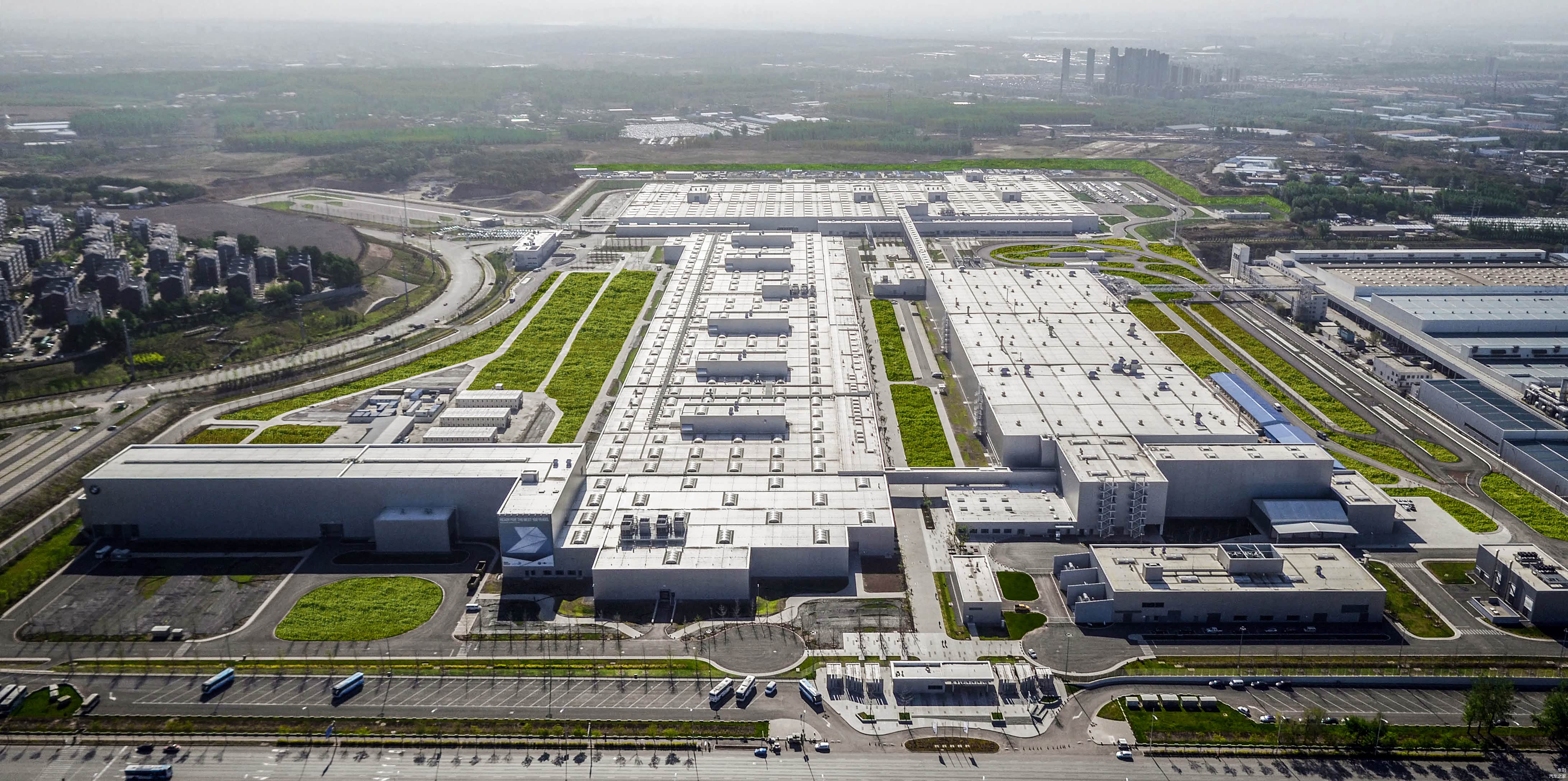 新大东工厂，74万平方米，总投资76亿人民币，这里的钱，恐怕能绕地球十几圈