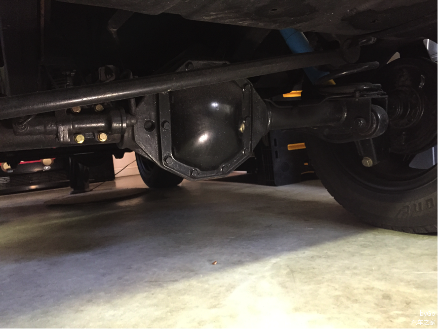 这是车子的后部也被清洁干净。