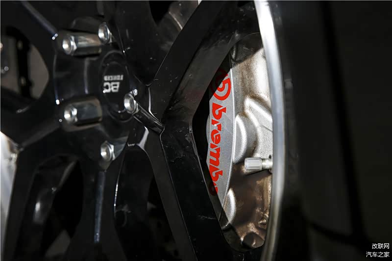 图：刹车方面换上了BREMBO GT刹车套装，前六后四活塞分别配上380mm和345mm碟盘。