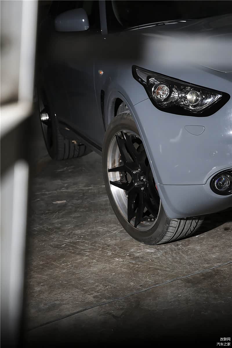 图：该车还增添了不少黑色元素，诸如轮圈、进气格栅、灯组边缘、铭牌等位置，一切与视觉感官相关的地方通通