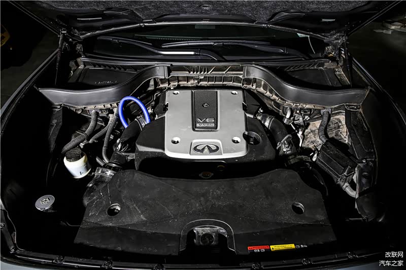 图：动力方面依然维持原来的351马力/37.0kgm的配置，仅在进气方面换上了Karztec干式碳纤