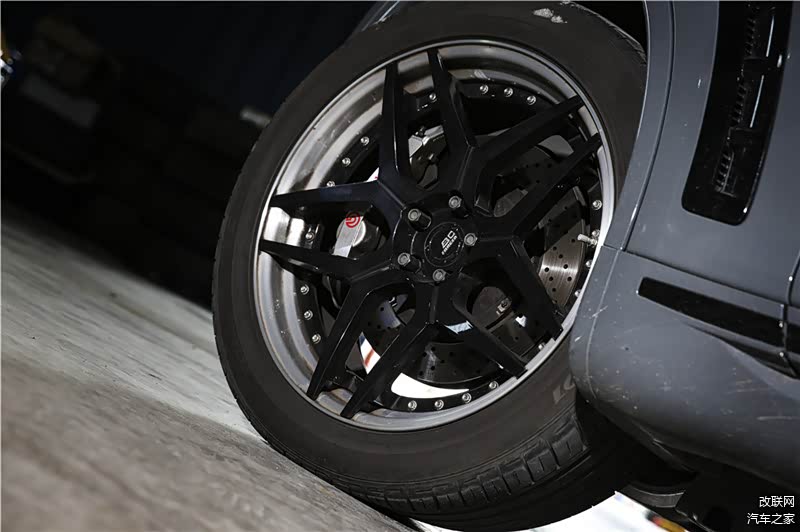 图：车辆选择搭配了21寸的BC FORGED两片式HC053S款式。