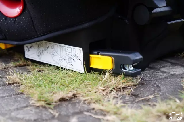 前置护体免除了安全带，减小对宝宝的束缚