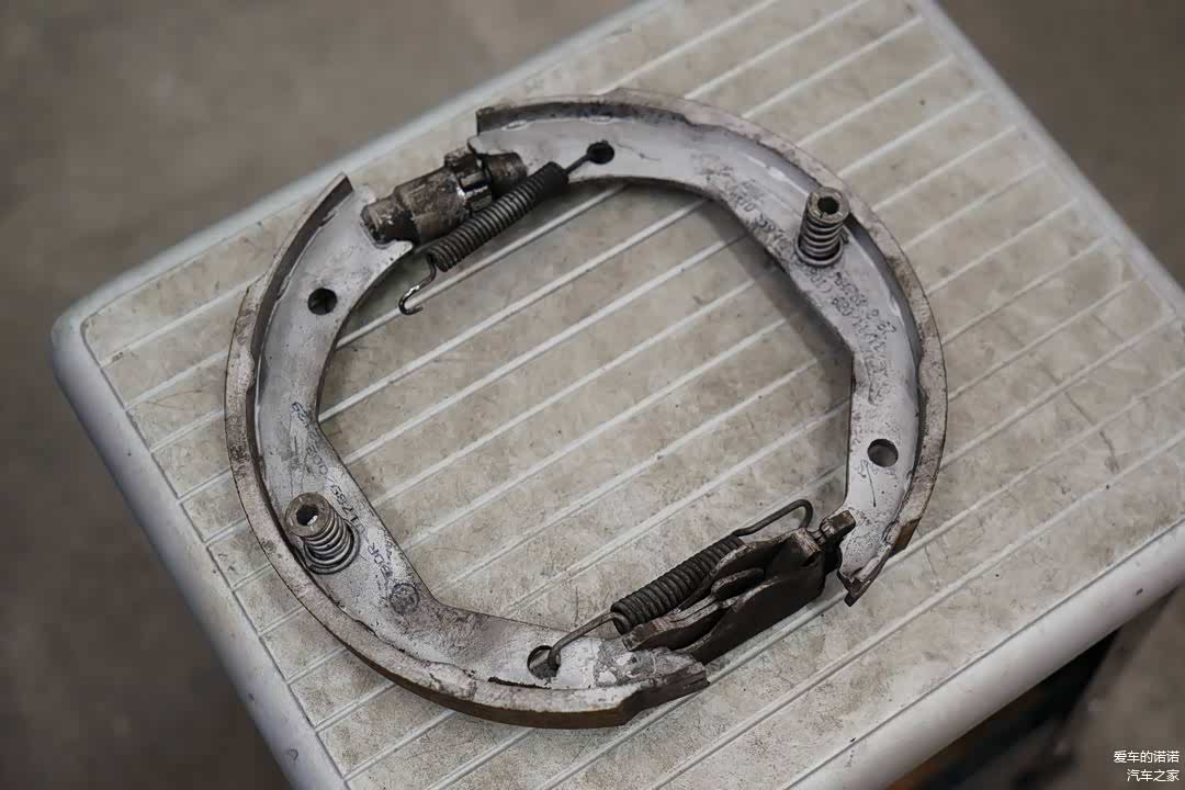 手刹车蹄片总成