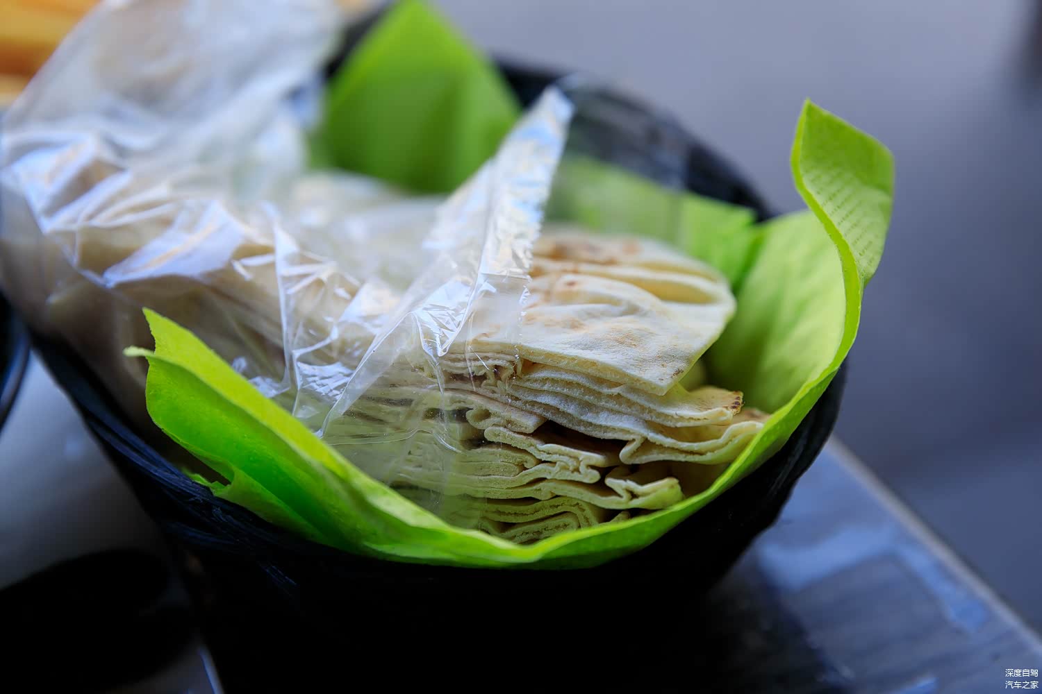 这是当地人爱吃的一种薄饼，每桌都会放上一份，当作主食