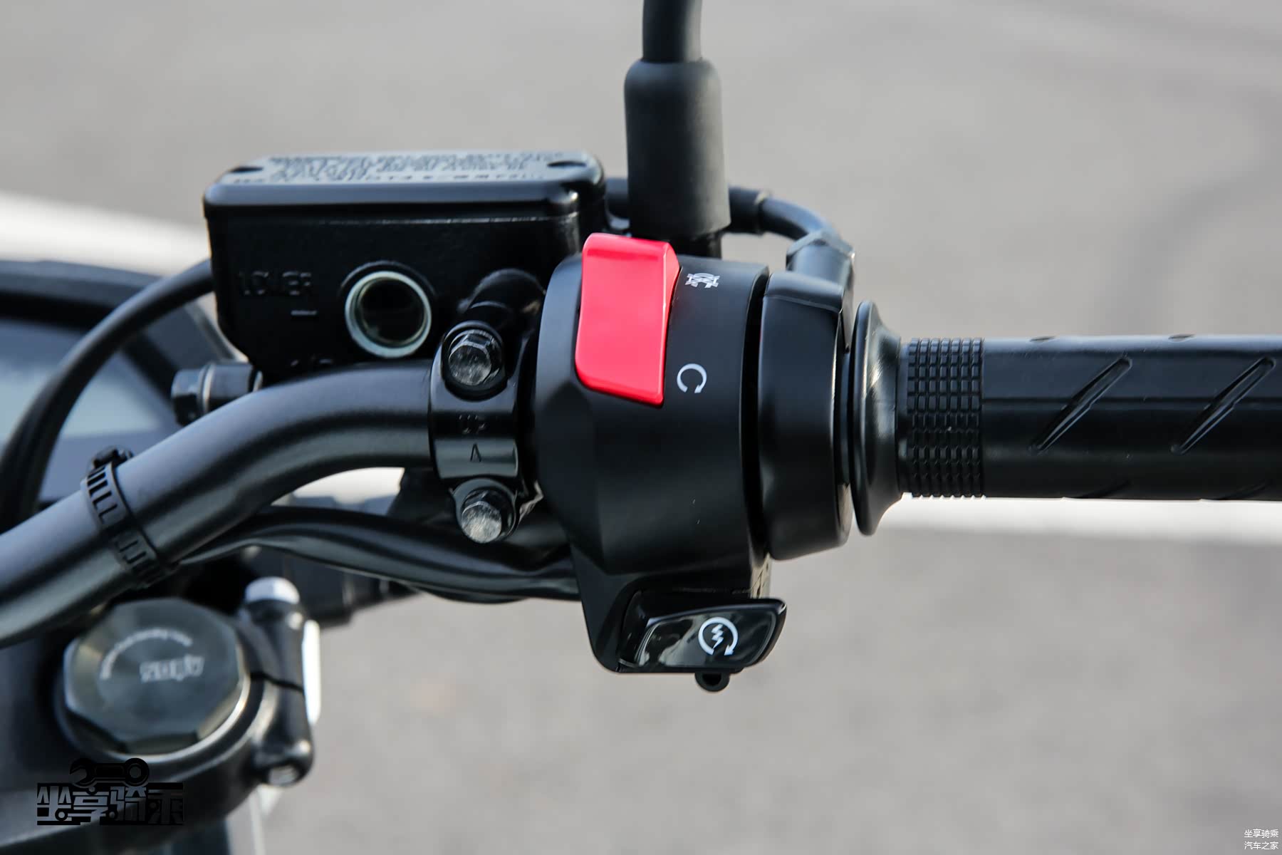 右侧手把控制区与常规车型相同