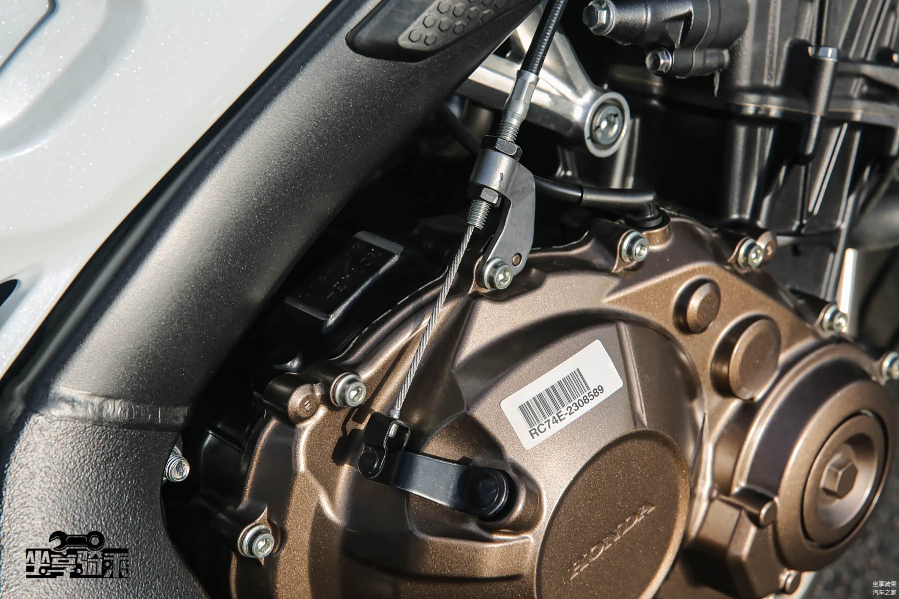 离合器采用拉线结构，手感轻盈，结合点清晰，但离合拉杆位置不可调节